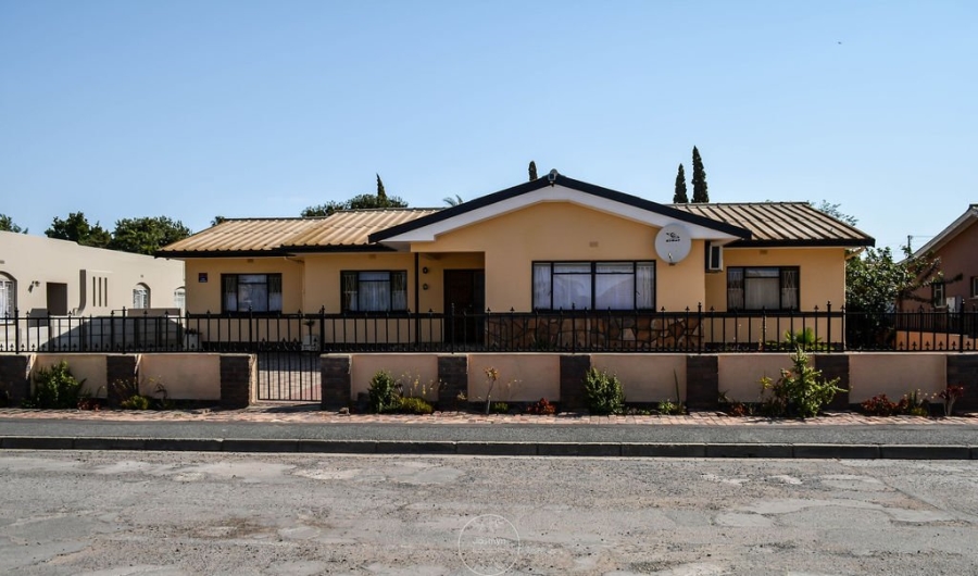 To Let 5 Bedroom Property for Rent in Vredendal Western Cape